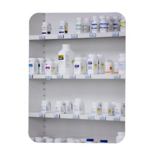 Flaschen auf den Regalen an einer Apotheke Magnet