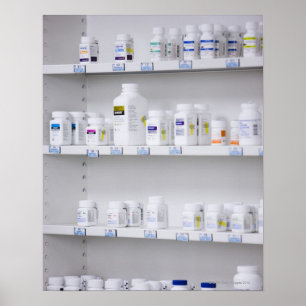 Flaschen auf den Regalen an einer Apotheke Poster