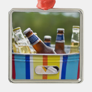 Flaschen Bier im Eiseimer Silbernes Ornament