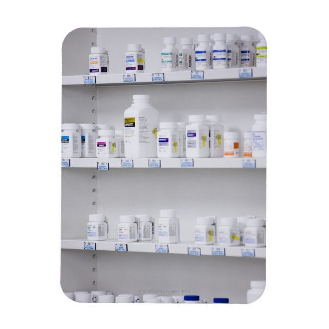 Flaschen in den Regalen einer Apotheke Magnet (Vertikal)