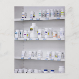 Flaschen in den Regalen einer Apotheke Postkarte