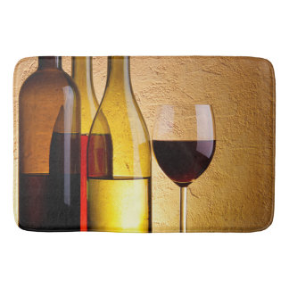 Flaschen und Glas Wein Badematte