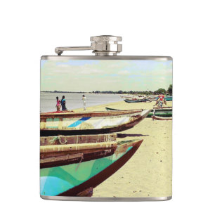 Flasques Bateaux sur la plage tropicale