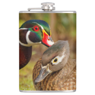 Flasques Beau moment de contact entre des canards en bois