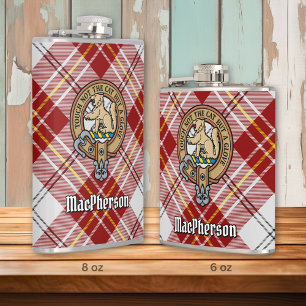 Flasques Clan MacPherson Crest sur la robe rouge Tartan