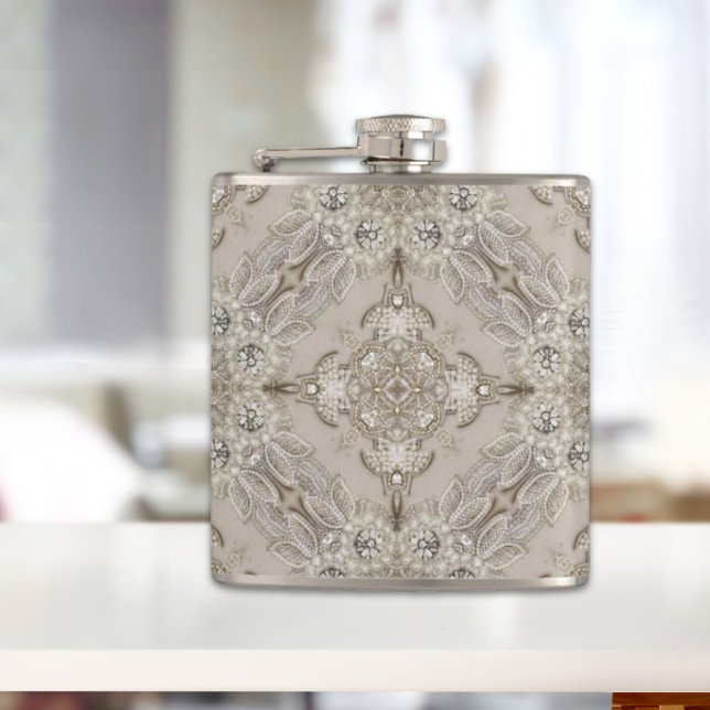 Flasques dentelle florale de rhinocéros beige des années 19 (Art Deco Glamorous Vintage Fashion Grey Beige Flask)