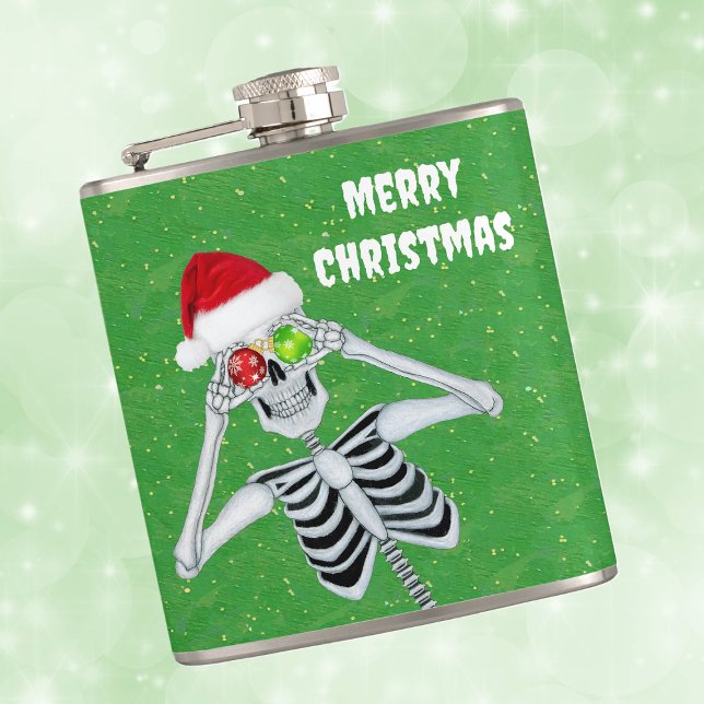 Flasques Silencieux Noël Squelette Ornement Eyes Vert Or (Silly Merry Christmas skeleton ornament eyes Santa hat on green with gold flecks hip drinking flask.)