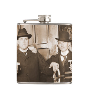 Flasques Vintage Men Drinking Beer