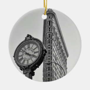 Flatiron Building und Uhr in Schwarzweiß #2 Keramik Ornament