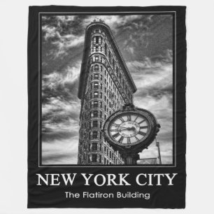 Flatiron Building und Uhr in Schwarzweiß Fleecedecke