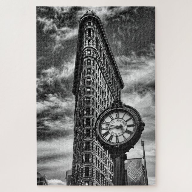 Flatiron Gebäude und Uhr in Schwarz und Weiß (Vertikal)