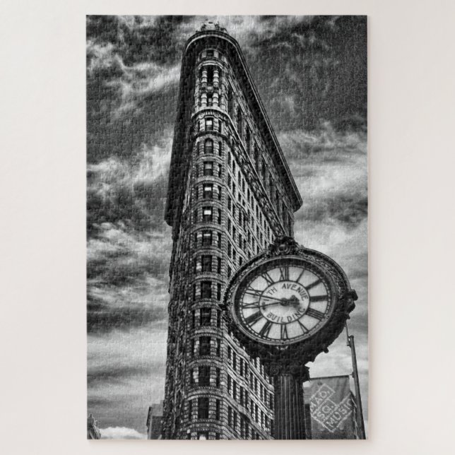 Flatiron Gebäude und Uhr in Schwarz und Weiß (Vertikal)