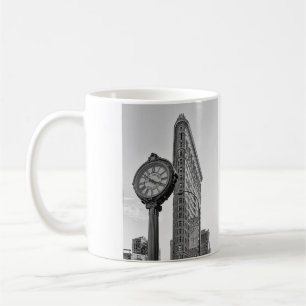 Flatiron Gebäude und Uhr in Schwarz-weißem #2 Kaffeetasse