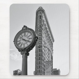 Flatiron Gebäude und Uhr in Schwarz-weißem #2 Mousepad