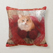 Flaumige Katze und rotes Band-Wurfs-Kissen