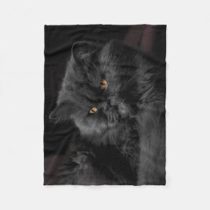Flaumige schwarze entspannende Katze Fleecedecke