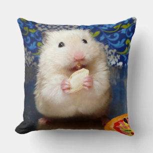 Flaumiger syrischer Hamster Kokolinka, das einen Kissen