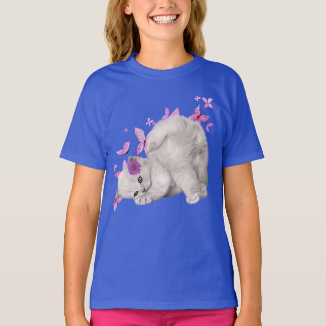 Flauschig weiße Kitten umgeben von rosa Blume und T-Shirt (Vorderseite)