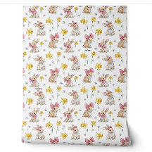 Flauschige braune Kaninchen zwischen Narzissen