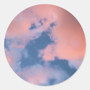 Flauschige Pfirsichwolken bei Sonnenuntergang Runder Aufkleber
