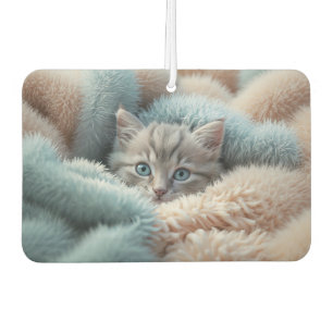 Flauschiges Kätzchen in einer weichen Decke Autolufterfrischer