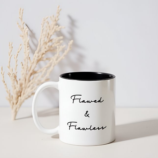 "Flawless & Flawless" Einfache schwarze Typografie Zweifarbige Tasse (Von Creator hochgeladen)