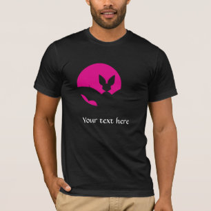 Fledermaus-Silhouette unter rosa Mond Gothic Art T-Shirt