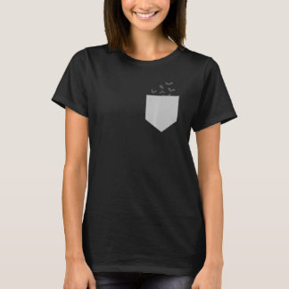 Fledermäuse, die aus einem neuen Pocket Halloween T-Shirt