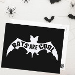 Fledermäuse sind Cool Postkarte<br><div class="desc">Fledermäuse sind cool. Dieses phantastische Fledermausgeschenk besticht durch eine gepflegte Fledermaus mit ausgebreiteten Tragflächen und einem über den Körper verteilten Schriftzeichen. Ein niedliches Halloween-Geschenk.</div>