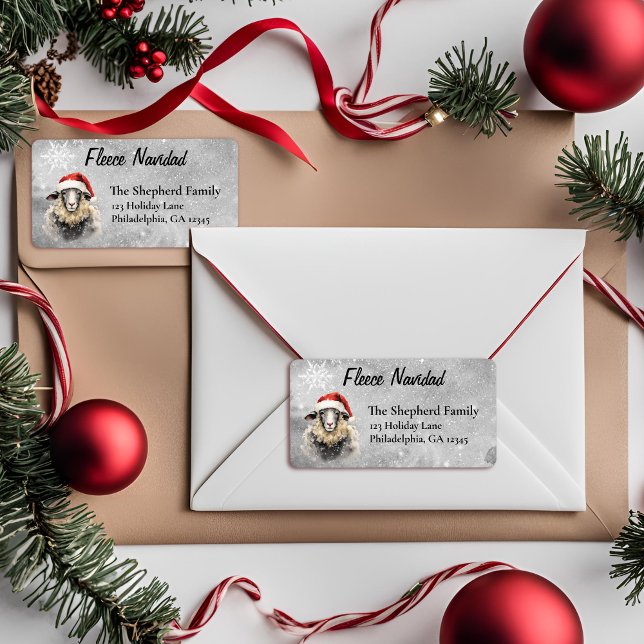 Fleece Navidad Santa Sheep Adressaufkleber (Fleece Navidad Address label with Santa Hat Sheep on a gray snowy background
)
