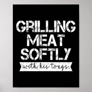 Fleisch mit seiner Zange sanft grillen Lustiges Gr Poster