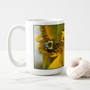 Fleißige Biene auf einer Sonnenblume Kaffeetasse
