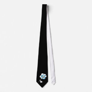 fleur bleue et blanche simple sur la cravate noire