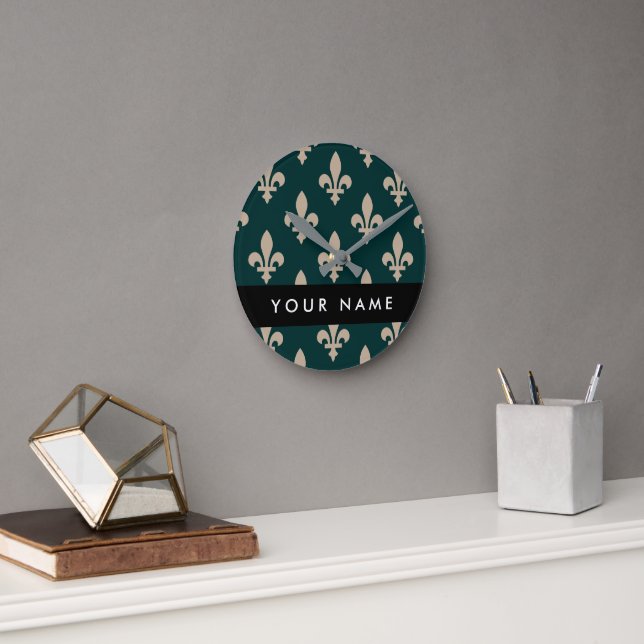 Fleur de Lis, Beige on Green, Royal, Your Name Runde Wanduhr (Büro)