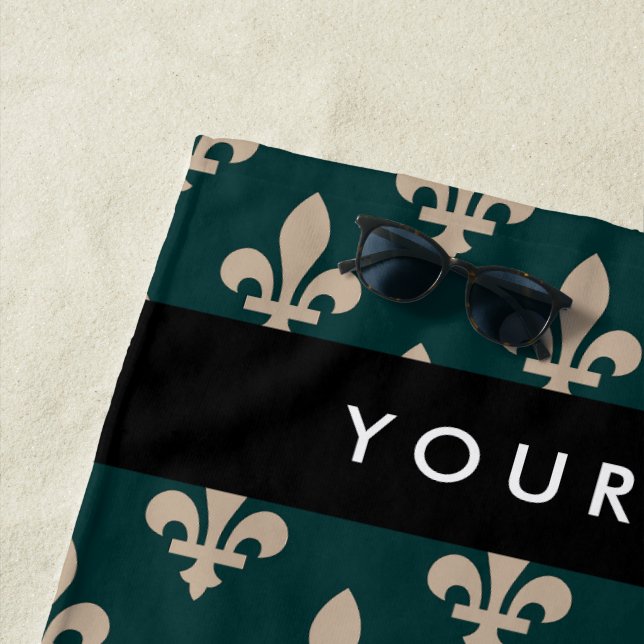 Fleur de Lis, Beige on Green, Royal, Your Name Strandtuch (Beispiel)