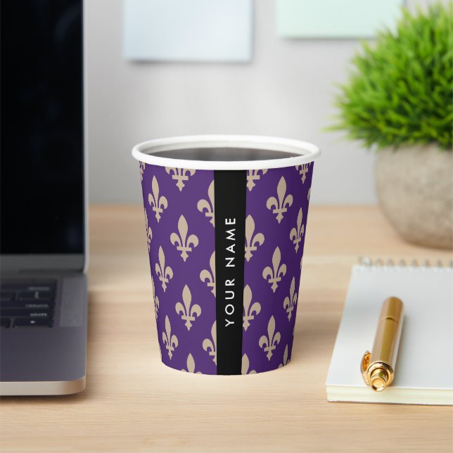 Fleur de Lis, Beige on Purple, Royal, Your Name Pappbecher (InSitu)