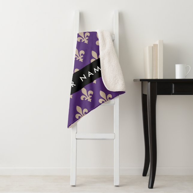 Fleur de Lis, Beige on Purple, Royal, Your Name Sherpadecke (Beispiel)