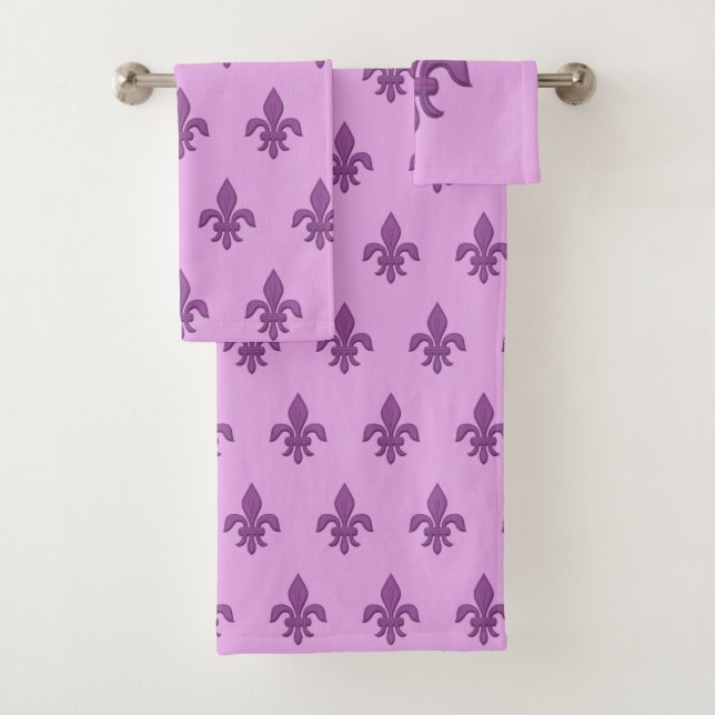 Fleur de Lis dans le pourpre violet sur la lavande (En situation)