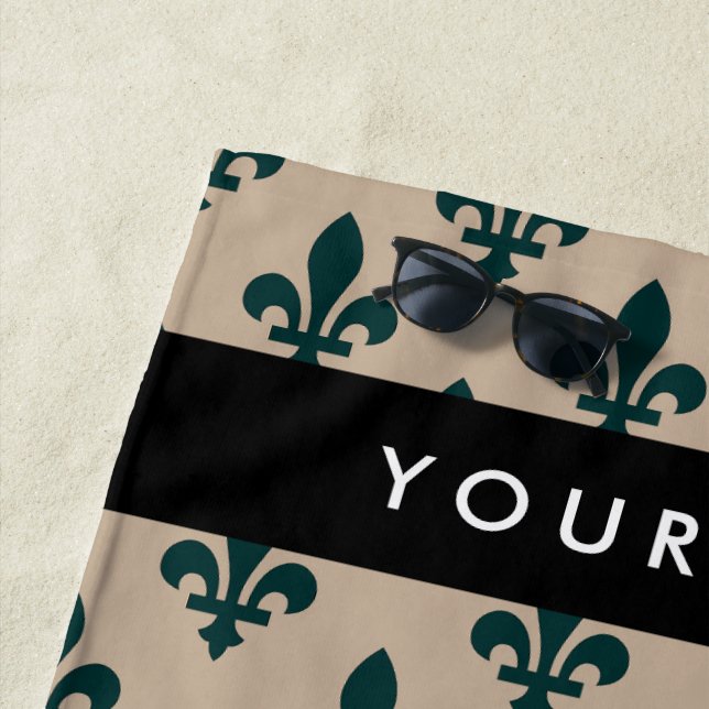Fleur de Lis, Green on Beige, Royal, Your Name Strandtuch (Beispiel)