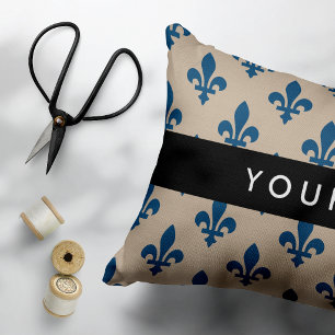 Fleur de Lis, Marineblau auf Beige, Royal, Ihr Nam Dekokissen