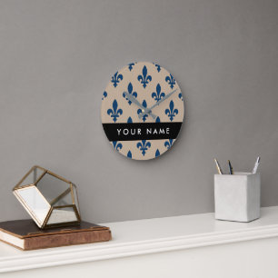 Fleur de Lis, Marineblau auf Beige, Royal, Ihr Nam Runde Wanduhr