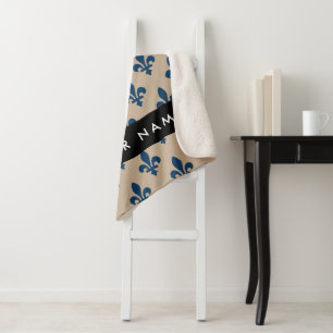 Fleur de Lis, Marineblau auf Beige, Royal, Ihr Nam Sherpadecke