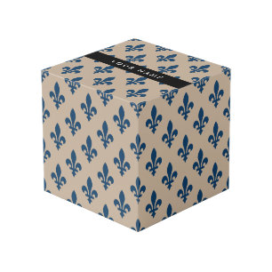 Fleur de Lis, Marineblau auf Beige, Royal, Ihr Nam Würfel