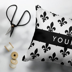 Fleur de Lis, Schwarz auf Weiß, Schwarz, Ihr Name Dekokissen