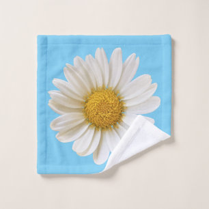 Fleur marguerite blanche sur le bleu ciel