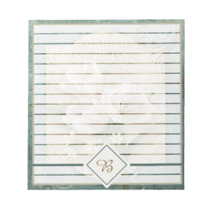 Fleurs blanches sur bloc-notes vert