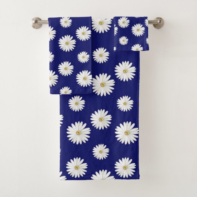 Fleurs blanches sur fond bleu marine (En situation)