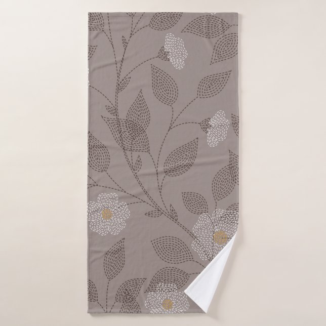 Fleurs brodées et feuilles sur arrière - plan brun (Serviette de bain)