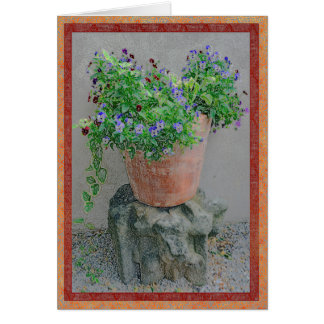 Fleurs dans un pot de terre cuite sur la roche