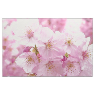 Fleurs de fleurs de cerisier cousant le tissu